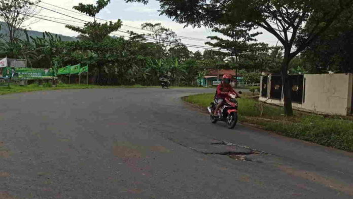 Warga Keluhkan Jalan Pengairan Banjar-Manganti Berlubang