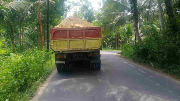 Warga Pangandaran Keluhkan Truk Pengangkut Cabluk Tanpa Penutup