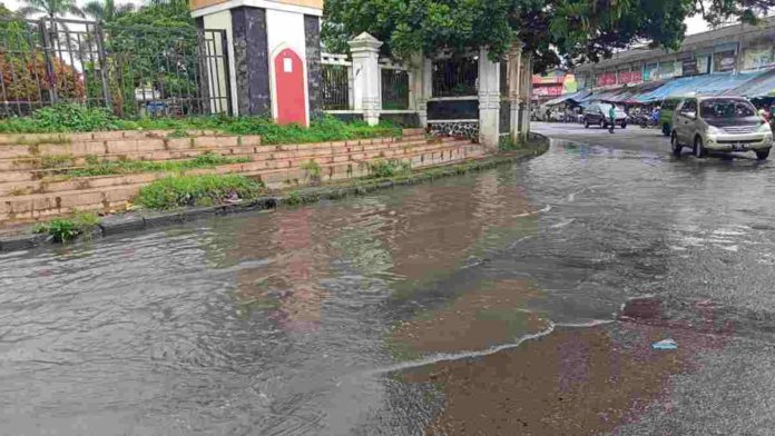 Genangan air pada jalan Alun-alun Singaparna Kabupaten Tasikmalaya, Jawa Barat