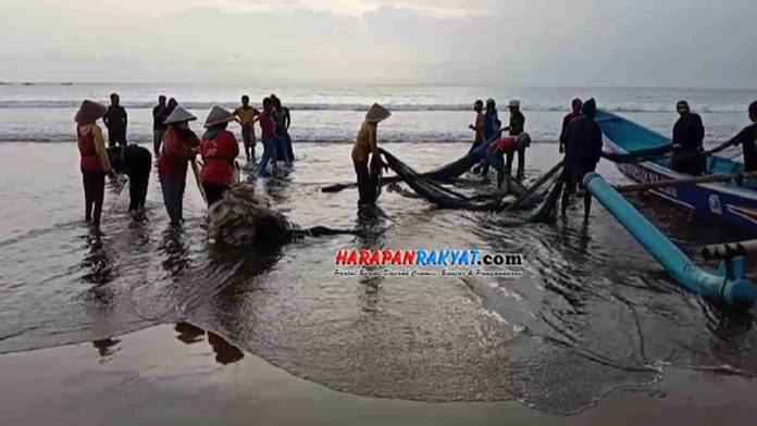nelayan tradisional di pangandaran