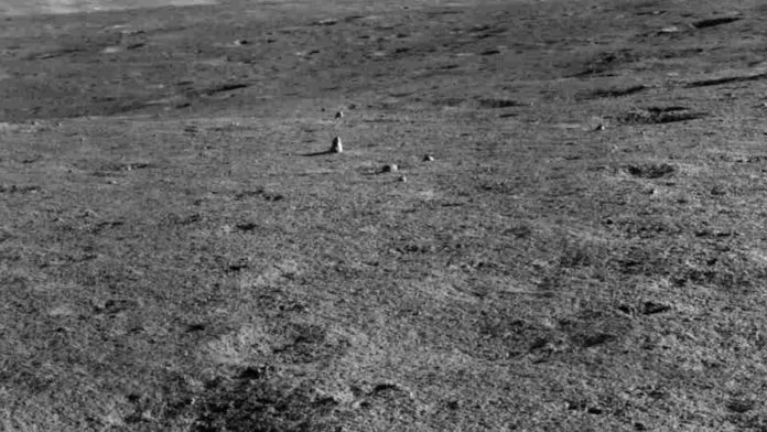 Yutu-2 Temukan Batu Aneh di Bulan