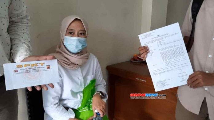 Bidan berparas cantik