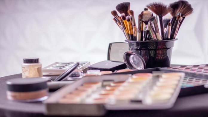 Cara Membersihkan Kuas Make Up dengan Memakai Beberapa Bahan