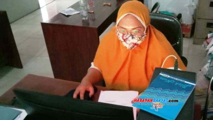 Petugas tengah melakukan verifikasi Data Terpadu Kemiskinan Sosial (DTKS) di Dinas Sosial PMD Kabupaten Pangandaran. Foto: Cenk2/HR.
