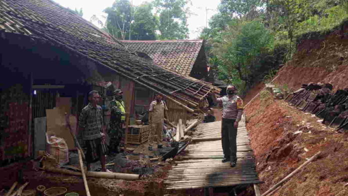 Diguyur Hujan, Dapur Rumah Warga Pamarican Ciamis Ambruk