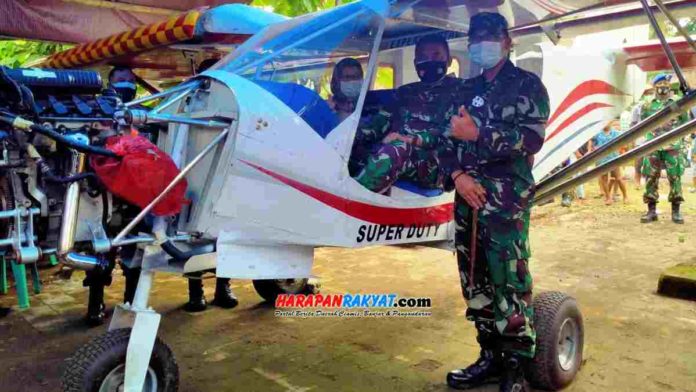 Kepala Pusat Potensi Dirgantara TNI AU, Marsekal Pertama (Marsma), Fajar Adriyanto, mengunjungi pembuat pesawat Stul, Heri Suyanto, di Dusun Nambo. Desa Cintajaya, Kecamatan Lakbok, Kabupaten Ciamis. Foto: Suherman/HR.