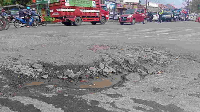 Jalan Berlubang di Perempatan Cipasung Tasikmalaya Timbulkan Kemacetan