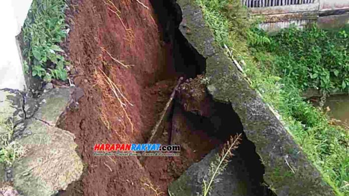 Akibat jalan lingkungan amblas, aktivitas warga di Dusun Kedawung Babakan Sukamulya, Desa Sindangkalangon, Kecamatan Sukamantri, Kabupaten Ciamis, Jawa Barat, terganggu. Foto: Edji Darsono/HR.