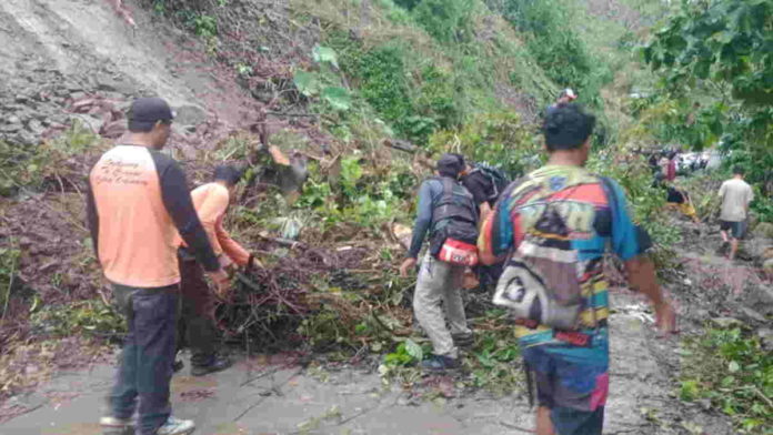 Jalan Raya Sidamulih-Kersaratu Pangandaran Tertutup Longsor