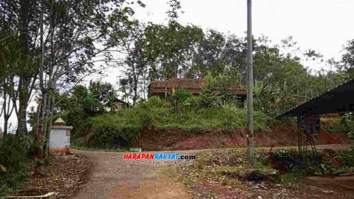 Jalan simpang tiga di wilayah Dusun Sukasari, Desa Cintanagara, Kecamatan Jatinagara, Kabupaten Ciamis, Jawa Barat, jika malam hari rawan terjadi kecelakaan karena kondisinya gelap-gulita. Foto: Edji Darsono/HR.