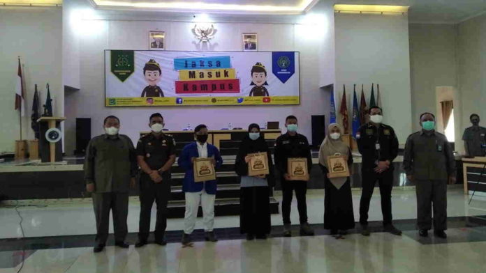 Kejari Ciamis Ajak Mahasiswa STIKes Mucis Bijak Gunakan Medsos