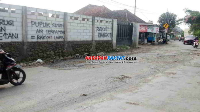 Kondisi Jalan Penghubung Lewisari-Sariwangi Tasikmalaya Rusak Parah
