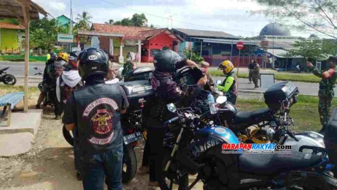 Saat long weekend dan Imlek di Pangandaran, petugas gabungan perketat jalur masuk. Foto: Entang SR/HR.