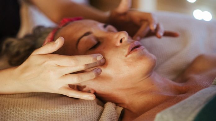 Massage Wajah yang Benar dapat Membuat Kulit Wajah Menjadi Rileks
