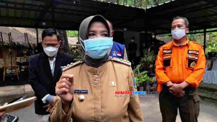 PPKM di Kota Banjar diperpanjang lagi. Tampak Walikota Banjar, Hj. Ade Uu Sukaesih, bersama tim Satgas Kota Banjar saat simulasi pelaksanaan resepsi pernikahan dalam pelaksanaan PPKM skala mikro. Foto: Muhlisin/HR.