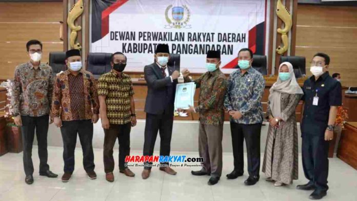 DPRD usulkan pelantikan Bupati dan Wakil Bupati Pangandaran, Jawa Barat, ke Mendagri, setelah KPU menetapkan calon Bupati dan Wabup Pangandaran terpilih periode jabatan 2021-2024. Foto: Madlani/HR.