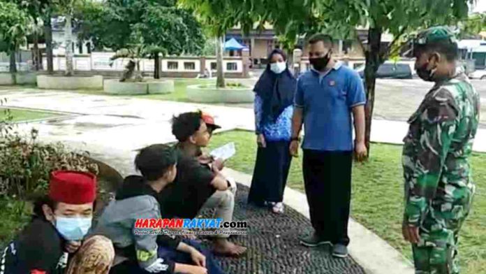 Untuk memastikan penerapan protokol kesehatan pada pelaksanaan PPKM mikro di Kawali, Satgas Covid-19 Desa/Kecamatan Kawali, Kabupaten Ciamis, Jawa Barat, menyisir sejumlah tempat keramaian. Foto: Edji Darsono/HR.