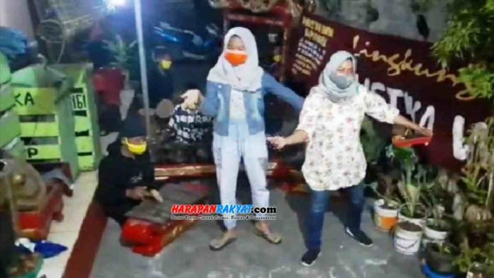 Para pelaku seni tradisional ronggeng di Kabupaten Pangandaran tengah berlatih. Foto: Entang SR/HR.