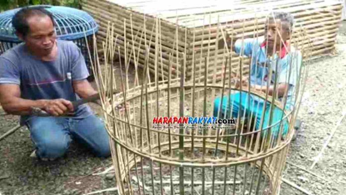 Perajin Kurungan Ayam di Pangandaran