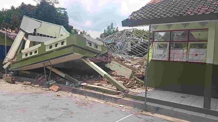 Pergerakan Tanah di Tasikmalaya Makin Parah, Sekolah Ambruk 7 Rumah Rusak