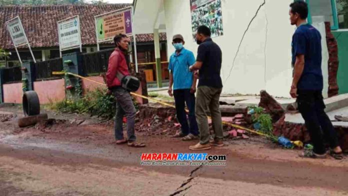 Pergerakan tanah di Kabupaten Tasikmalaya, Jawa Barat, yang terjadi pada Minggu (07/02/2021), mengakibatkan satu bangunan sekolah dasar (SD) rusak parah. Foto: Apip Wilianto/HR.