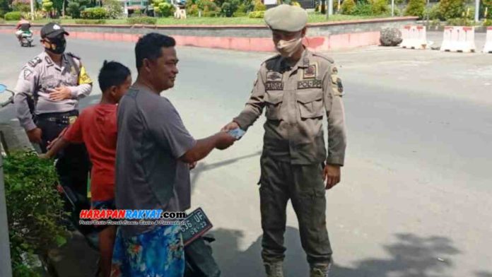 Petugas gabungan di Kabupaten Pangandaran, Jawa Barat, menindak puluhan pelanggar protokol kesehatan, saat Operasi Yustisi yang berlangsung Kamis (18/02/2021). Foto: Entang SR/HR.