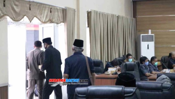 Rapat Paripurna LKPJ Bupati Pangandaran, Jawa Barat, diwarnai dengan aksi walk out yang dilakukan dua Fraksi DPRD, Senin (08/02/2021). Foto: Entang SR/HR.