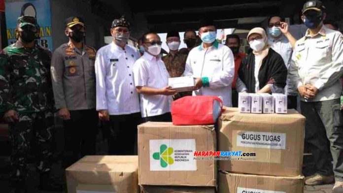 Gubernur Jawa Barat, H. Uu Ruzhanul Ulum, meninjau penanganan Covid-19 di Kota Tasikmalaya, sekaligus memberikan bantuan, Kamis (18/02/2021). Foto: Apip Wilianto/HR.