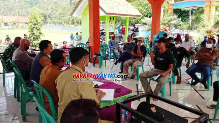 Ratusan Warga Geruduk Kantor Desa Pamotan Pangandaran