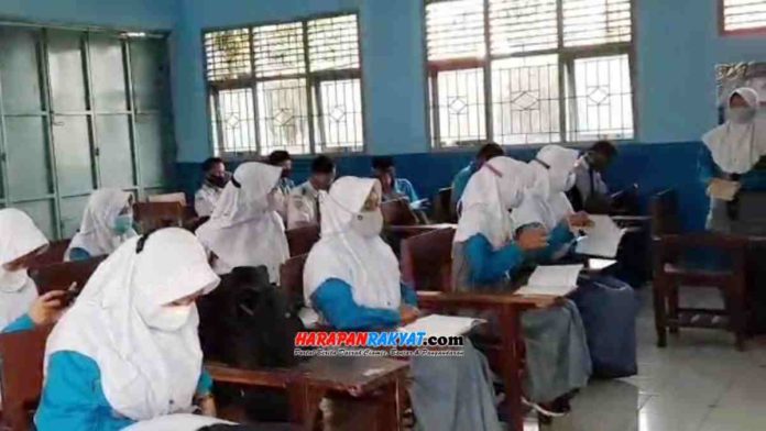 Para siswa SMK YPC Singaparna, Kabupaten Tasikmalaya, Jawa Barat, saat melaksanakan kegiatan pembelajaran tatap muka di masa pandemi Covid-19 ini. Foto: Apip Wilianto/HR.