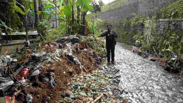Saluran Air Dipenuhi Sampah Jadi Penyebab Banjir di Pamarican Ciamis