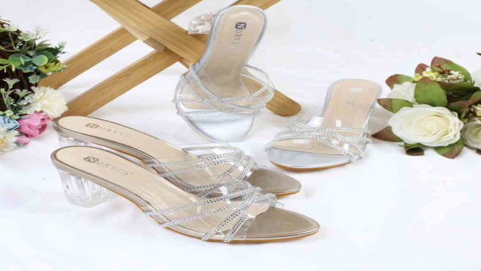 Sandal Kaca Kekinian dengan Hak Transparan Buat Anda Makin Menawan