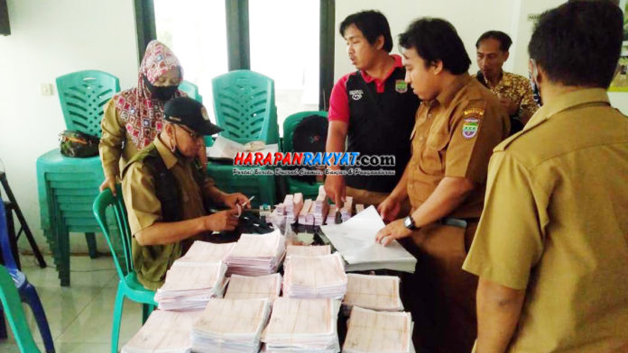 Seluruh DDesa di Kecamatan Cimaragas saat pembayaran Pajak Bumi dan Bangunan Perdesaan dan Perkantoran (PBB P2). Foto : Ferry/HResa di Kecamatan Cimaragas Ciamis Telah Lunasi PBB P2