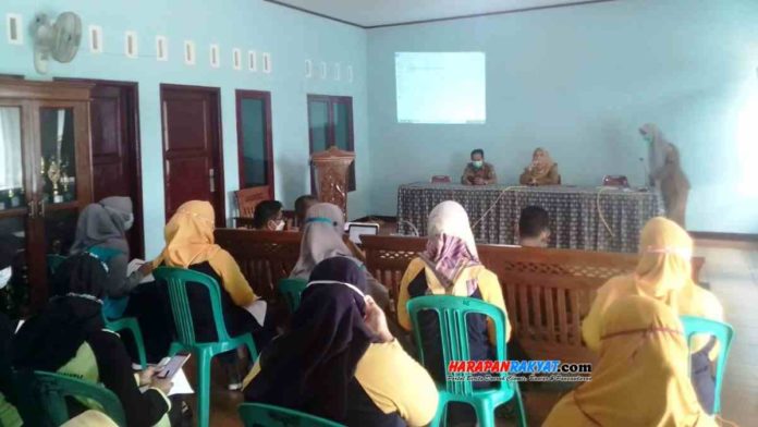 Untuk mencegah penyebaran DBD saat musim hujan, Pemerintah Desa Karangpawitan, Kecamatan Kawali, Kabupaten Ciamis, bersama PKM setempat menggelar sosialisasi Jumantik kepada warga di Aula Balai Desa Karangpawitan, Selasa (16/02/2021). Foto: Edji Darsono/HR