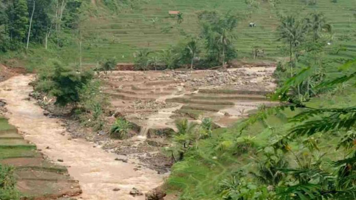 Sungai Cigeude Meluap