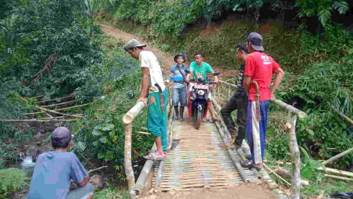 Tak Kunjung Diperbaiki, Pemuda di Pangandaran Bangun Jembatan