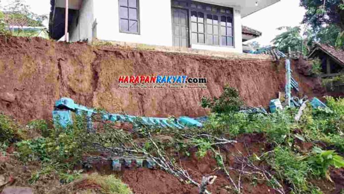 Tanah Tebing Longsor Ancam Rumah Warga Sukamantri Ciamis