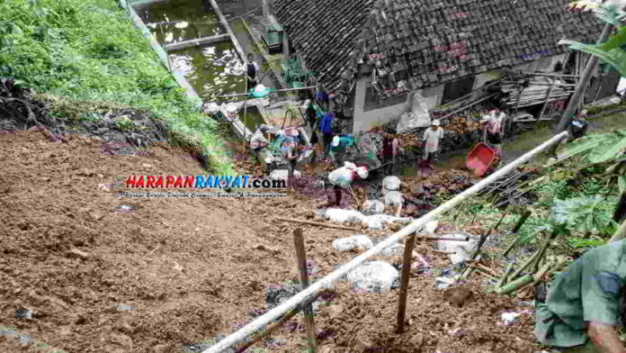Tebing Setinggi 10 Meter di Ciamis Longsor Ancam Rumah Warga