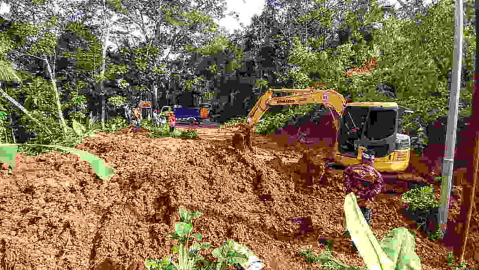 Tertutup Longsor, Akses Jalan Nasional Ciamis-Cirebon Lumpuh Total