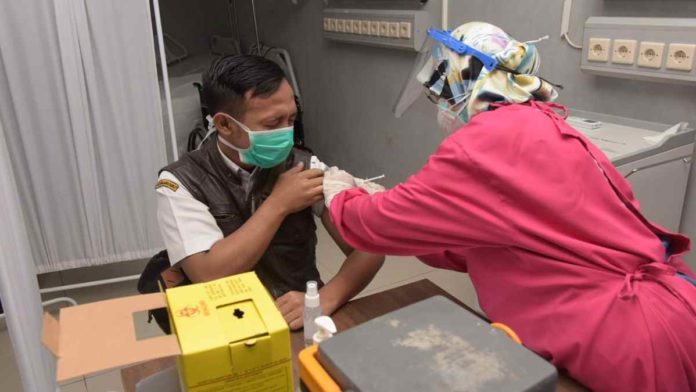 Pemprov Jabar Dorong Target Percepatan Vaksinasi SDM Kesehatan