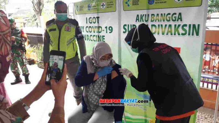 Vaksinasi serempak di Kota Banjar, tampak Kepala Puskesmas Banjar 3, dr. Sari Wiharso, saat disuntik vaksin sinovac, Selasa (02/02/2021). Foto: Muhlisin/HR.