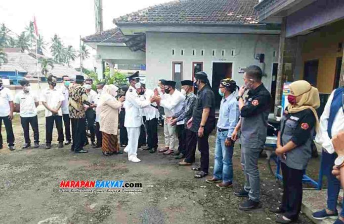 Hari pertama masuk kantor usai dilantik, Kepala Desa Kawali, Kabupaten Ciamis,,H. Supena Dipraja, mendapat sambutan antusias dari warganya, Rabu (03/2/2021). Foto: Edji Darsono/HR.