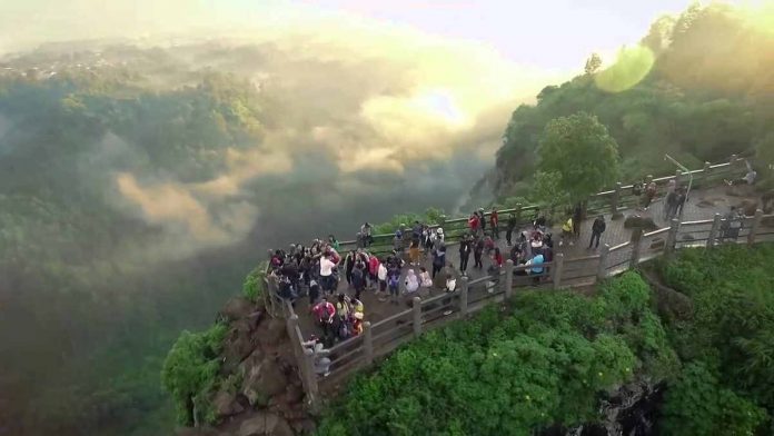 Wisata Tebing Keraton