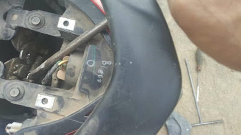 Cara Membuka Jok Motor Tanpa Kunci 