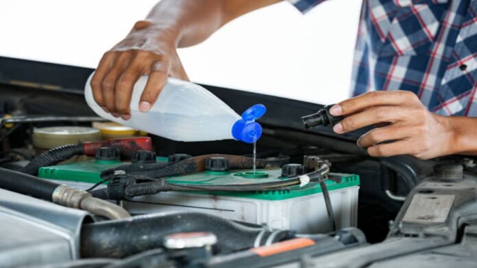 Cara Mengisi Air Aki Mobil dengan Mudah dan Aman