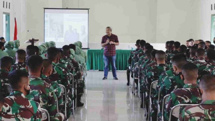 Dr Aqua Dwipayana Bekali Prajurit Yonif 315/Garuda Ilmu Komunikasi