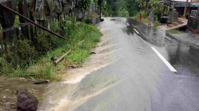 Drainase Sempit, Jalan Raya Ciakar Ciamis Kerap Dilanda Banjir