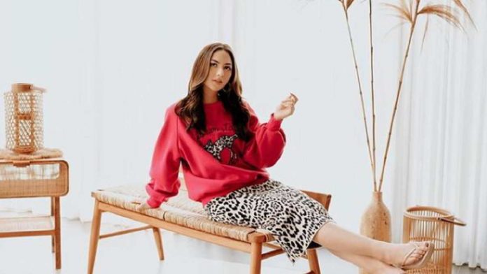 Gaya Seksi Jessica Mila, Tak Hanya Soal Penampilan Tapi Kecerdasan