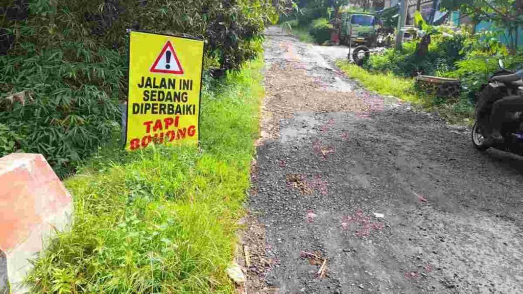 Jalan Rusak di Timbang Windu Ciamis