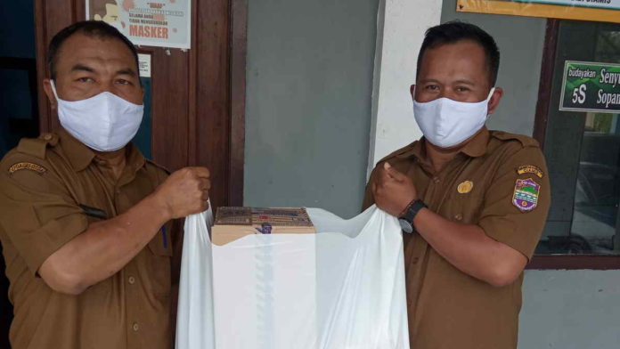 Kades dan Perangkat Desa di Ciamis Udunan Bantu Warga yang Isolasi
